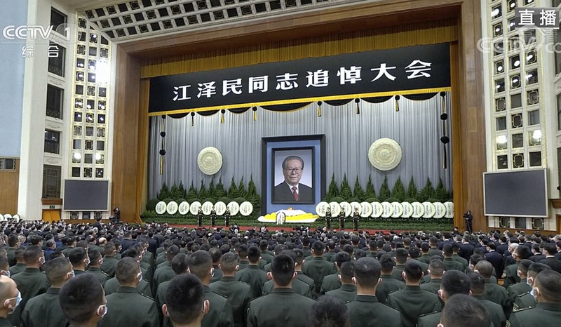 人民大会堂で開催された江沢民元国家主席の追悼大会=北京で2022年12月6日、中国国営テレビの中継映像を撮影・AP
