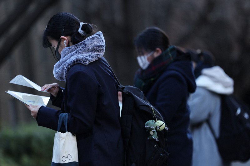 大学入学共通テスト初日を迎え、試験会場へのルートを確認する受験生たち=東京都内で2022年1月15日午前8時7分、吉田航太撮影