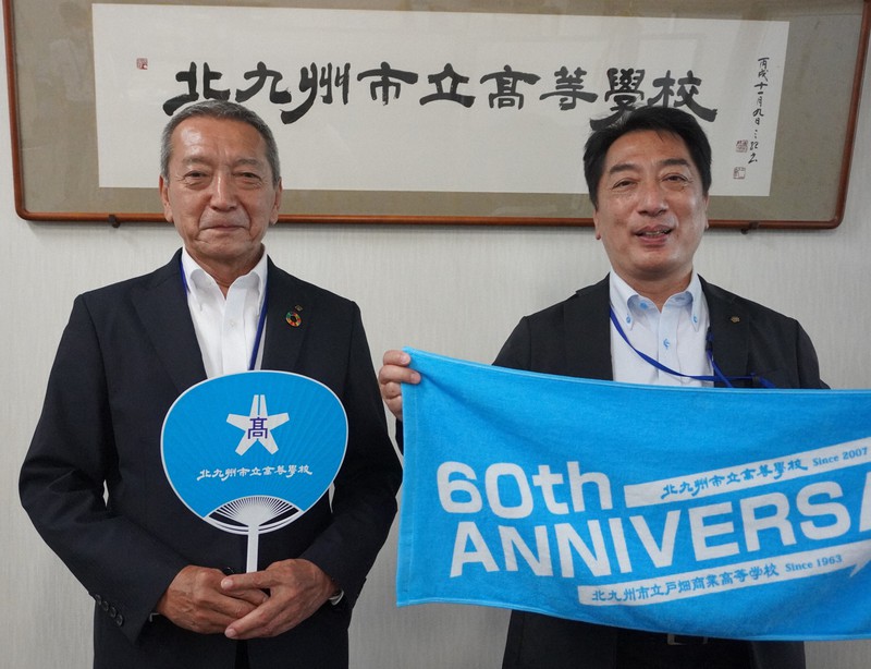 北九州市立高の吉本校長(右)と行武同窓会会長=北九州市戸畑区で2022年9月16日午前10時13分、山田宏太郎撮影