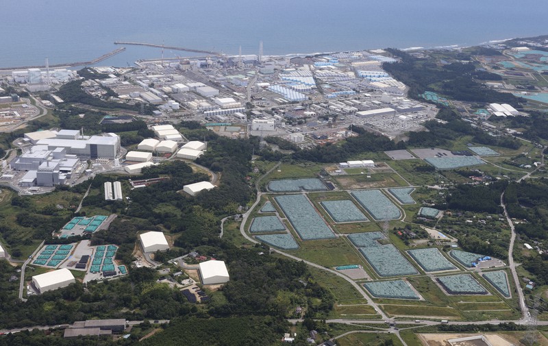 内陸側の中間貯蔵施設(手前)と、東京電力福島第1原発(奥)=2021年8月19日午前11時32分、本社ヘリから