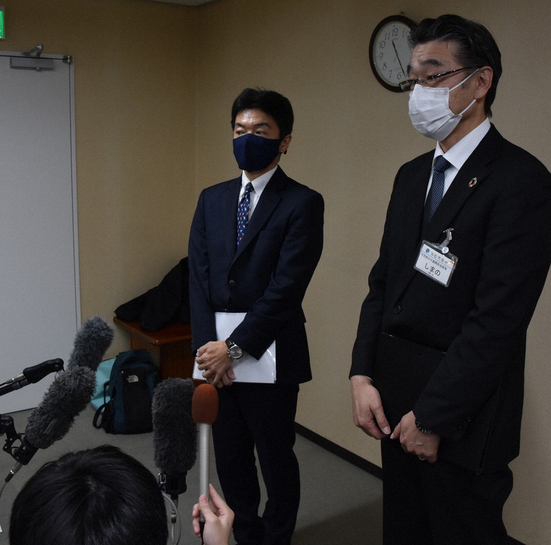浜松市博物館の資料紛失問題について「結果的に隠蔽と言われる事態になった」と説明した冨田和俊委員(左)=浜松市役所で2022年12月6日午前11時27分、山田英之撮影