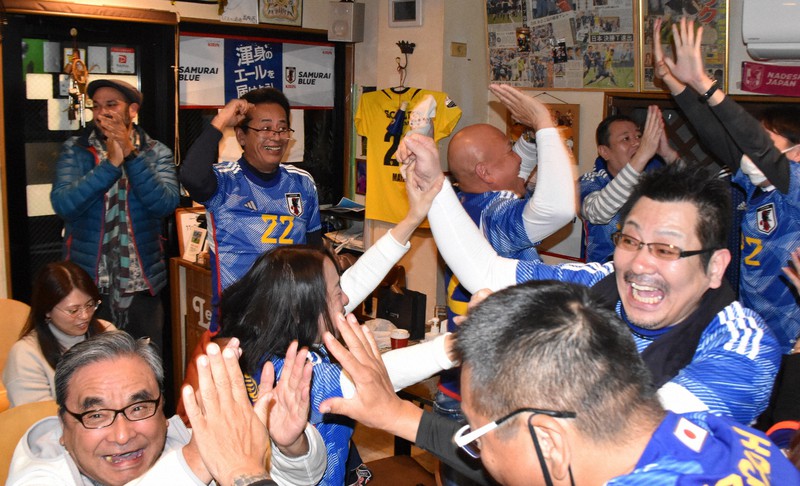 日本代表の先制ゴールに喜びを爆発させる吉田麻也選手の地元後援会のメンバーら=長崎市松が枝町の「レッケル」で2022年12月6日午前0時47分、中山敦貴撮影