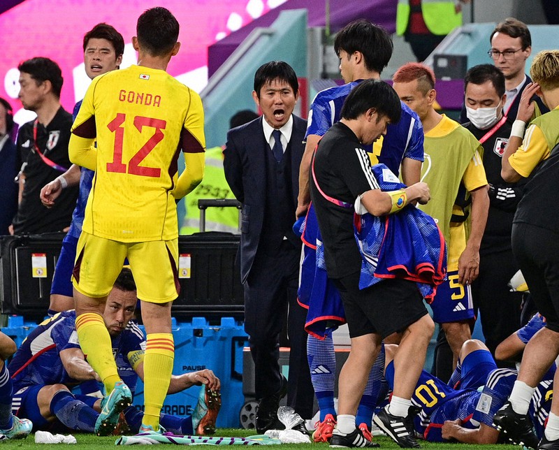 【日本-クロアチア】延長戦に突入し、選手たちに声をかける森保一監督(中央)=カタール・アルワクラのアルジャヌーブ競技場で2022年12月5日、藤井達也撮影