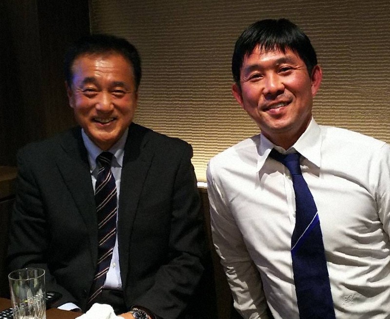 日本代表監督になってからも数カ月ごとに会っていたという森保一監督(右)と伊藤博太さん=伊藤さん提供