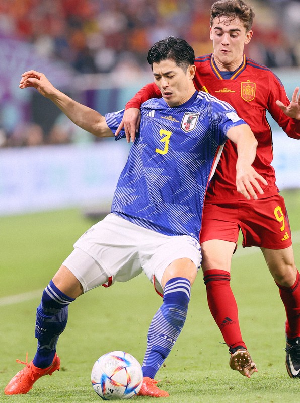 【日本-スペイン】前半、ガビを背負いながらボールをキープする谷口彰悟=カタール・ドーハのハリファ国際競技場で2022年12月1日、宮武祐希撮影