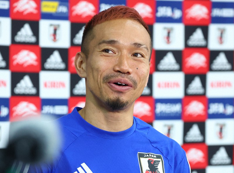 クロアチア戦から一夜明け、記者の質問に答える長友佑都=カタール・ドーハで2022年12月6日、宮武祐希撮影