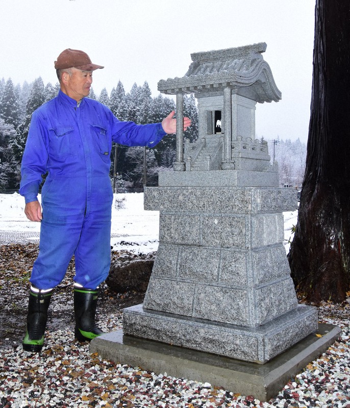 「又鬼佐多六」をまつった神社と、再建に尽力した下草木自治会の大森儀一さん=秋田県鹿角市の下草木集落で2022年12月4日、田村彦志撮影