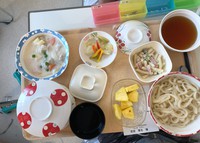 ある日の入院食。一食につき「標準負担額」として460円を払う。残額は保険で賄われる＝筆者提供