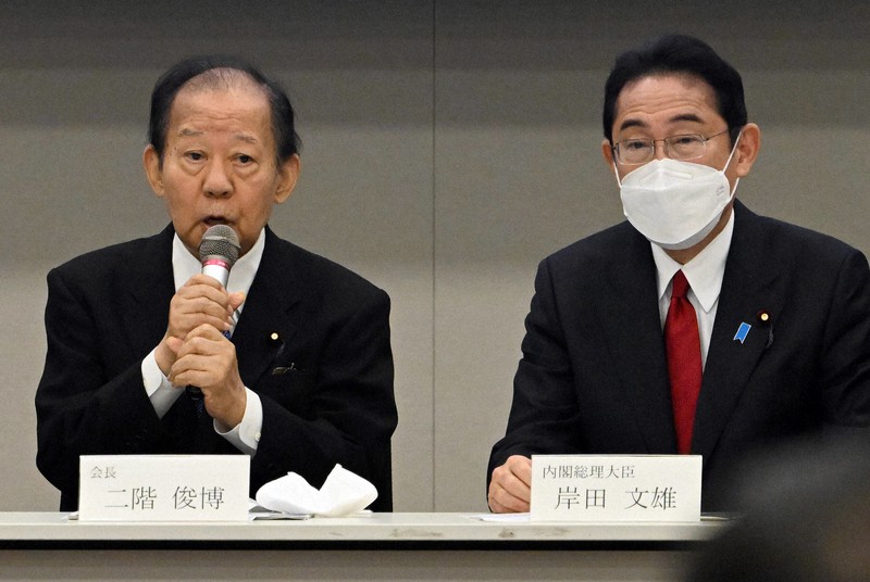 「2025年日本国際博覧会を成功させる国会議員連盟」の総会で発言する自民党の二階俊博元幹事長(左)。右は岸田文雄首相=衆院第1議員会館で2022年12月7日午後4時1分、竹内幹撮影