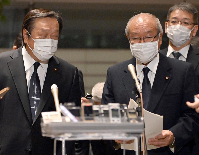 岸田文雄首相との会談を終え、記者団の質問に答える浜田靖一防衛相(左)と鈴木俊一財務相=首相官邸で2022年12月5日午後7時10分、竹内幹撮影