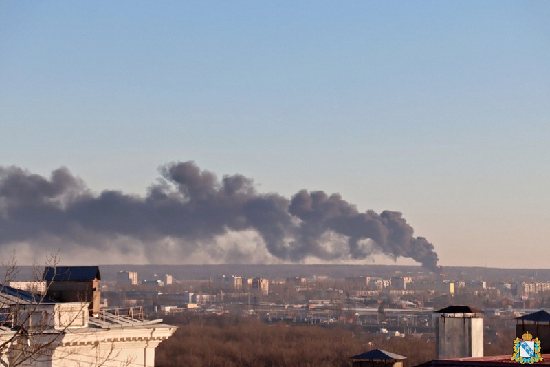 ロシアのクルスク空港周辺から煙が立ち上っている様子=2022年12月6日、クルスク地方の行政機関提供・AP
