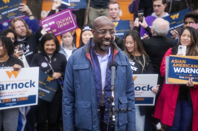 米南部ジョージア州の上院選決選投票で当選を確実にした民主党のウォーノック氏=2022年12月6日、AP