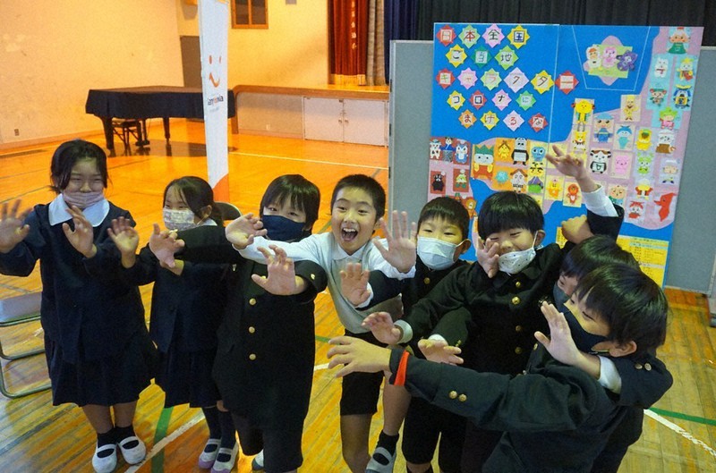 作品の全国展示への出発を友達と喜ぶ健人さん(左から4人目)=山口県山陽小野田市で2022年12月5日午後4時20分、柳瀬成一郎撮影