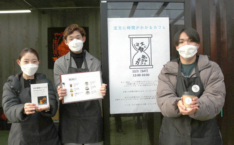 「注文に時間がかかるカフェ」を開いた(左から)木村さん、平田さん、末田さん=福岡県みやま市山川町清水の大黒園で2022年12月3日、降旗英峰撮影