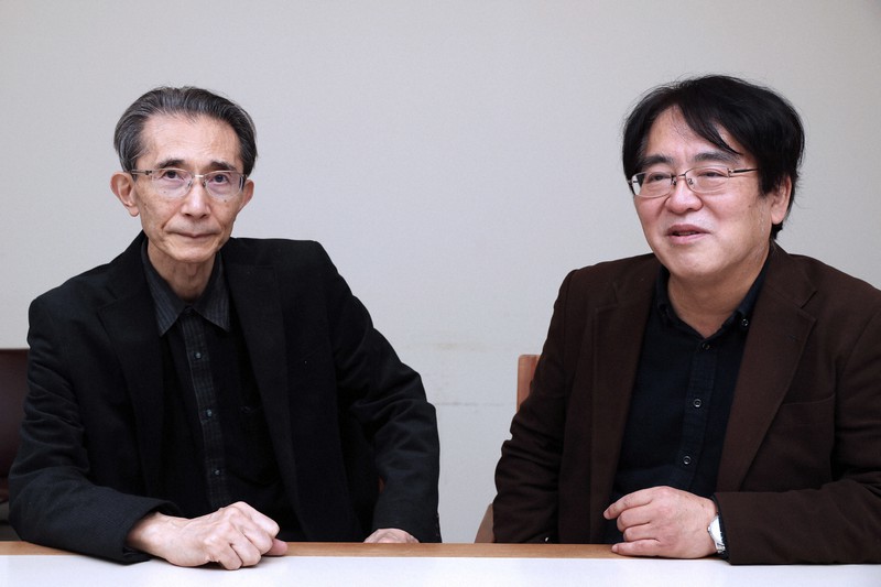 対談した西垣通・東京大名誉教授(左)と広井良典・京都大教授=東京都千代田区で2022年11月7日、三浦研吾撮影