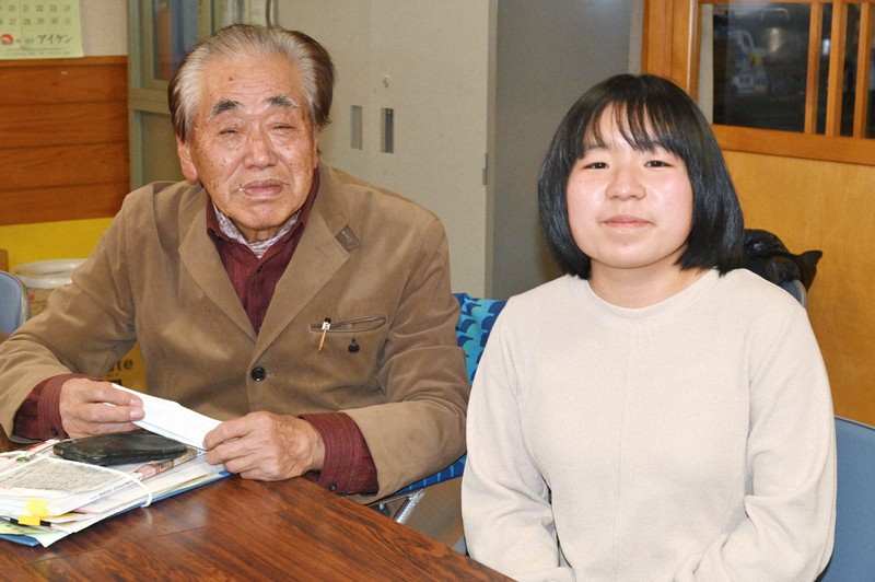 小林友香さん(右)と戦時中の体験を語った田村長平さん=岩手県大船渡市で2022年12月4日午後3時28分、奥田伸一撮影