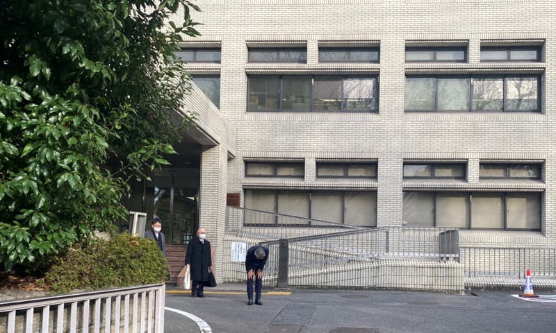 報道陣に向かって頭を下げる山下八洲夫被告=名古屋市中区で2022年12月7日午後2時46分、熊谷佐和子撮影