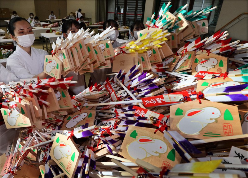 次々に仕上げられる正月の縁起物の破魔矢=名古屋市熱田区の熱田神宮で2022年12月7日、兵藤公治撮影