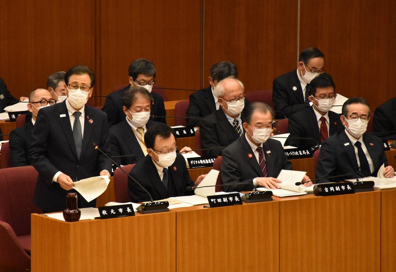 札幌市が目指す2030年冬季オリンピック・パラリンピック招致に関し、市議会の一般質問で答弁する秋元克広市長(左)=札幌市中央区で2022年12月7日午後3時32分、高橋由衣撮影