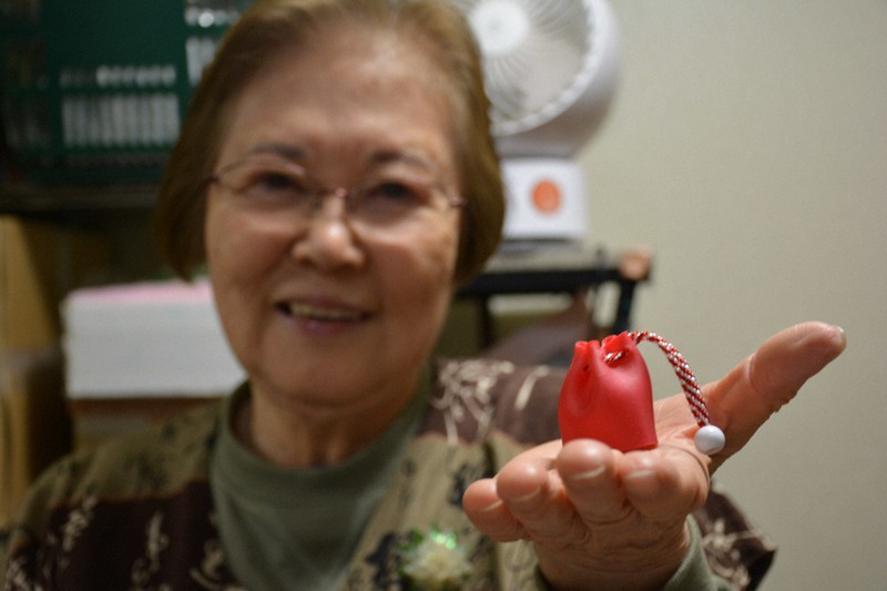 11年前に考案した「ペットボトル開けるくん」を手にする佐藤美恵子さん=東京都町田市で2022年11月24日、春増翔太撮影