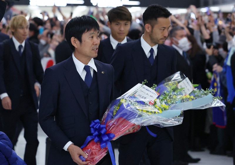 ワールドカップを終えて帰国した日本代表の森保一監督(手前左)と吉田麻也主将(同右)ら選手たち=成田空港で2022年12月7日午後6時24分、猪飼健史撮影