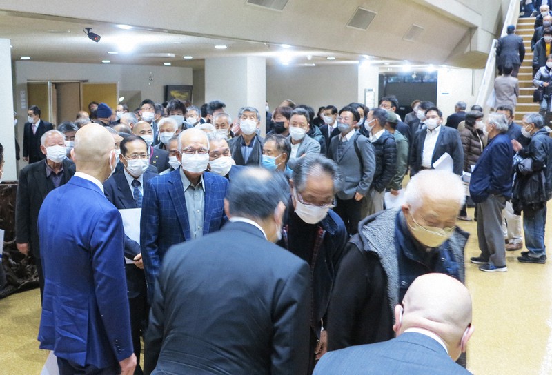 立候補を予定する陣営の集会には支援者が詰めかけ、知事選に向け熱を帯びている=山梨県東部で2022年12月4日午後4時46分、山本悟撮影