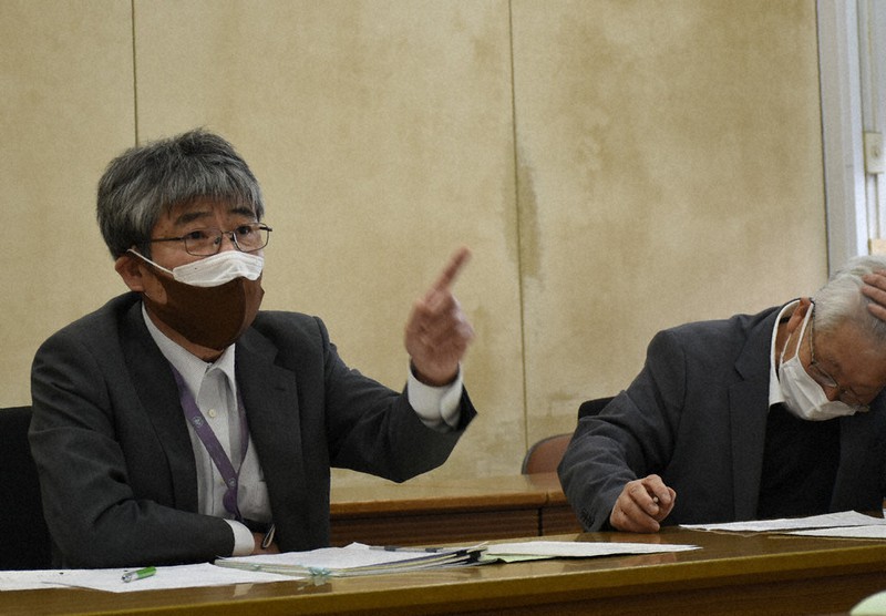 長崎市への要請活動で、被爆2世の援護を訴える崎山昇さん(左)ら=同市で2022年4月18日午後2時9分、高橋広之撮影