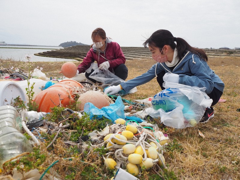 3月に小値賀島であった海岸清掃で、海洋プラスチックごみを回収する参加者=おぢかアイランドツーリズム協会提供