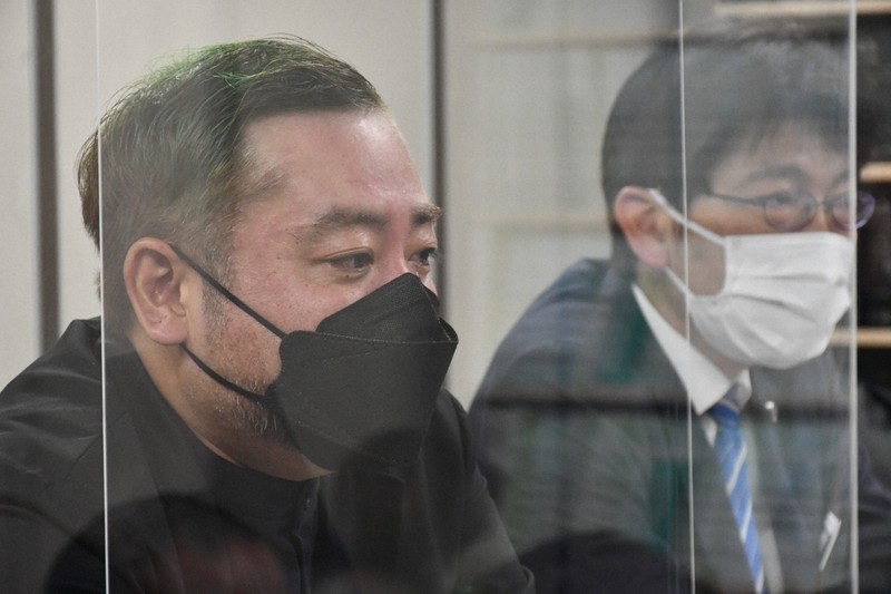 判決後に記者会見する大袈裟太郎さん(左)と神原元弁護士=東京都千代田区で2022年12月8日午後3時5分、佐野格撮影