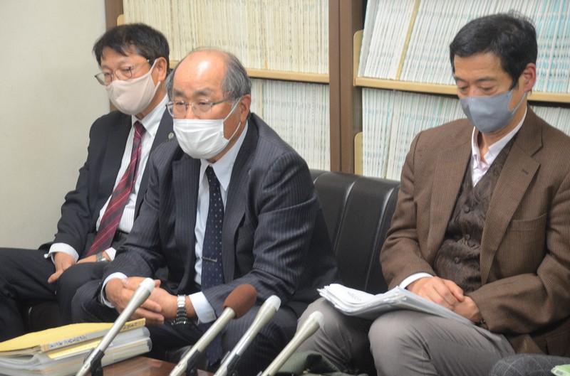 名張毒ぶどう酒事件の第10次再審請求で、最高裁に新証拠を提出した弁護団の鈴木泉団長(中央)ら=名古屋市中区で2022年12月8日午後3時59分、藤顕一郎撮影