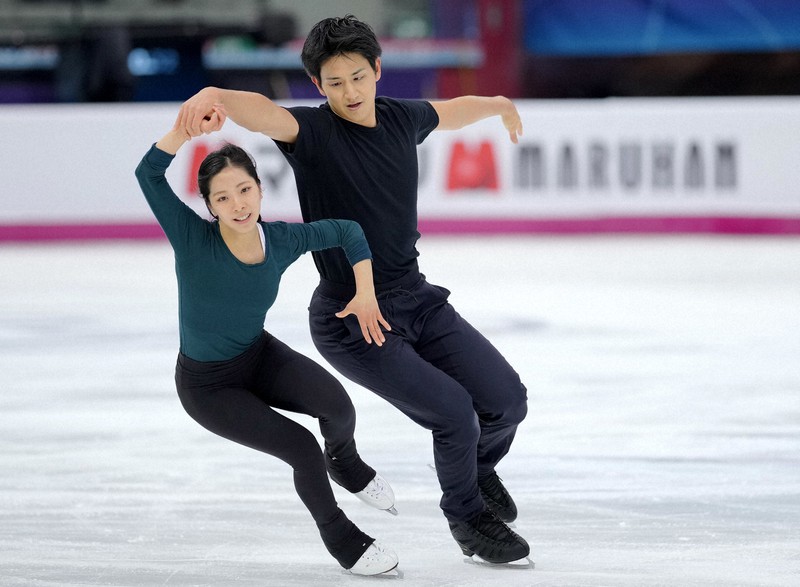 当日練習に臨む三浦璃来選手、木原龍一選手組=イタリア・トリノのパラベラ競技場で2022年12月8日、貝塚太一撮影