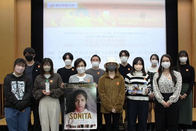 女性に対する暴力撤廃キャンペーンの啓発シールをつけたゼミ生と川口専任講師（前列左から3人目）