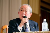 盛和塾「中国・四国地区」塾長例会で塾生の経営体験発表にコメントする稲盛和夫氏＝広島市で2014年5月26日（京セラ提供）