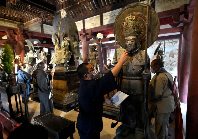 In Photos Annual cleanup of Buddhist statues at Nara Pref.'s Horyuji