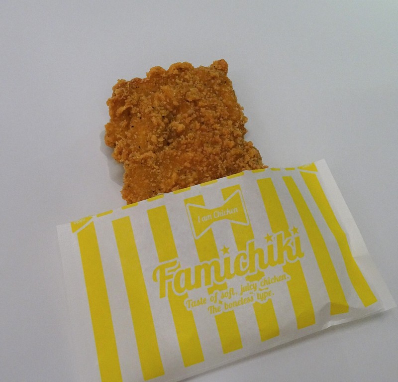 ファミリーマートの骨なしフライドチキン「ファミチキ」=東京都千代田区で2022年12月9日午後7時3分、佐久間一輝撮影