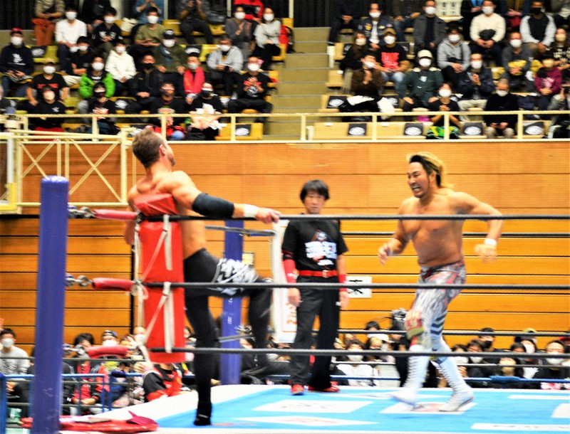 迫力あるファイトで唐津のファンを熱狂させる棚橋弘至選手(右)=佐賀県唐津市で2022年12月5日午後8時53分、峰下喜之撮影