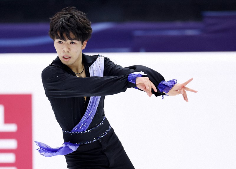 男子SPで演技する佐藤駿=イタリア・トリノのパラベラ競技場で2022年12月8日、貝塚太一撮影