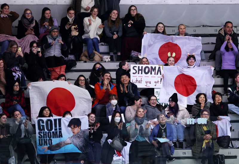 男子SPの6分間練習する宇野昌磨に声援を送る観客ら=イタリア・トリノのパラベラ競技場で2022年12月8日、貝塚太一撮影