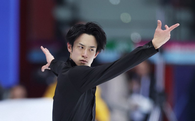 男子SPで演技する山本草太=イタリア・トリノのパラベラ競技場で2022年12月8日、貝塚太一撮影