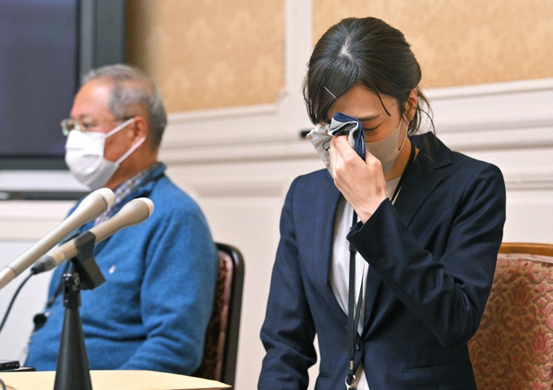 旧統一教会問題を巡る救済法案の衆院本会議での可決を受け、涙を拭いながら記者会見する被害者の小川さゆりさん(活動名、右)と橋田達夫さん=国会内で2022年12月8日午後1時56分、手塚耕一郎撮影