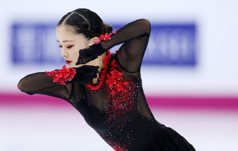 女子SPで演技する渡辺倫果=イタリア・トリノのパラベラ競技場で2022年12月9日、貝塚太一撮影