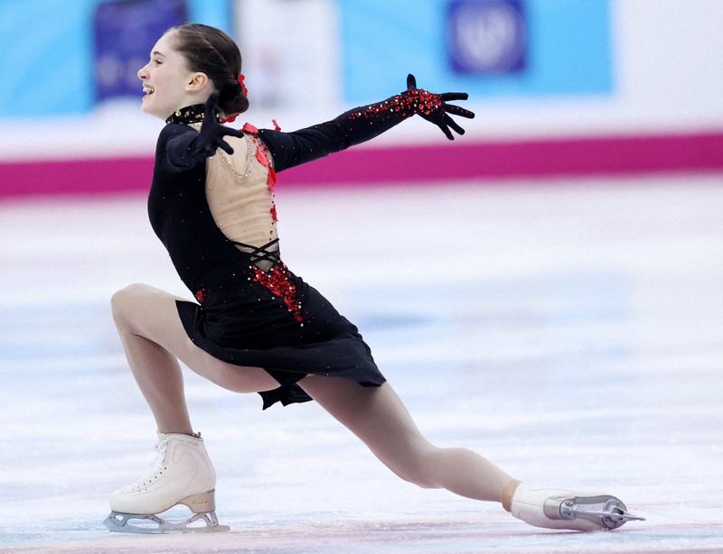 女子SPで演技する米国のイザボー・レビト=イタリア・トリノのパラベラ競技場で2022年12月9日、貝塚太一撮影