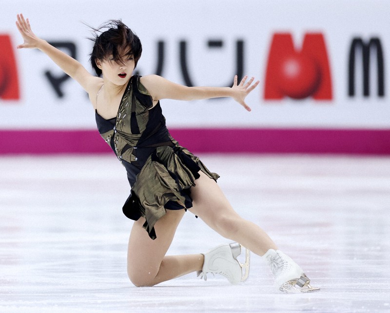 女子SPで演技する坂本花織=イタリア・トリノのパラベラ競技場で2022年12月9日、貝塚太一撮影