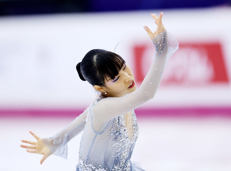 女子SPで演技する三原舞依=イタリア・トリノのパラベラ競技場で2022年12月9日、貝塚太一撮影
