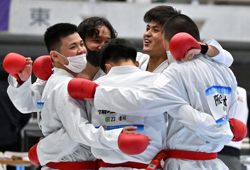 男子組手団体の決勝で東京に勝利し、抱き合って喜ぶ香川の選手たち=東京武道館で2022年12月10日、北山夏帆撮影