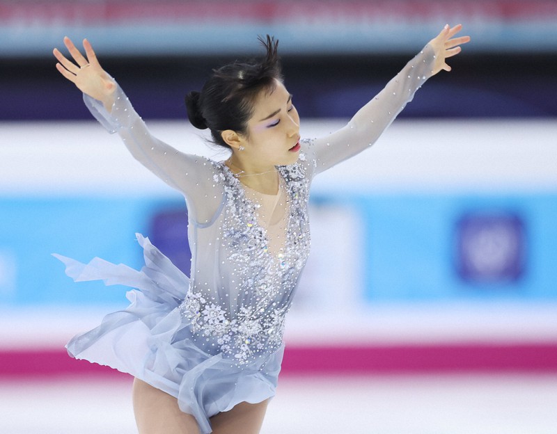 女子SPで演技する三原舞依=イタリア・トリノのパラベラ競技場で2022年12月9日、貝塚太一撮影