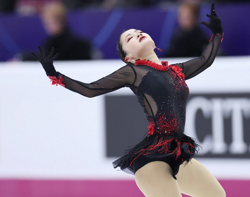 女子SPで演技する渡辺倫果=イタリア・トリノのパラベラ競技場で2022年12月9日、貝塚太一撮影