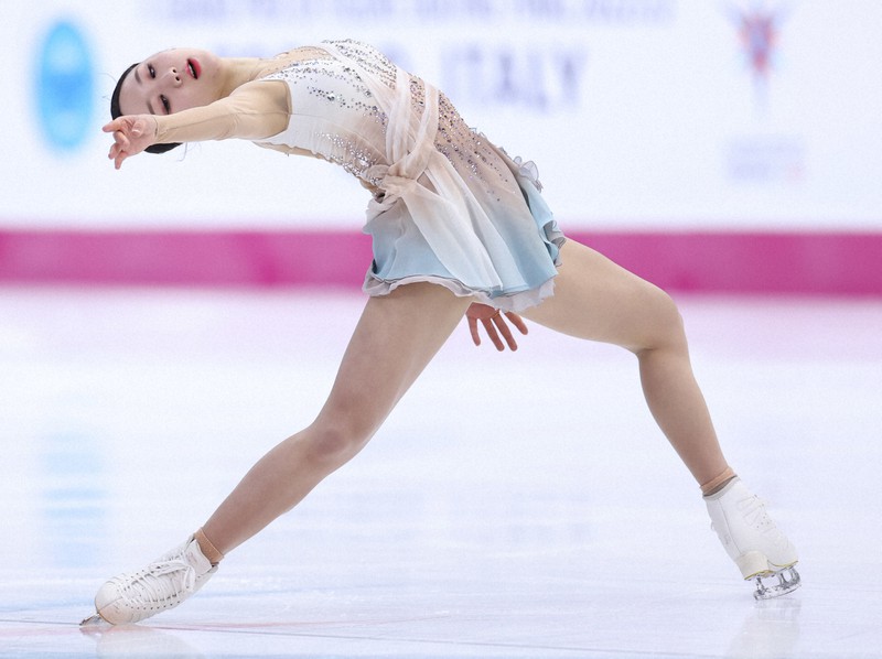女子フリーで演技する韓国の金芸林＝イタリア・トリノのパラベラ競技場で2022年12月10日、貝塚太一撮影