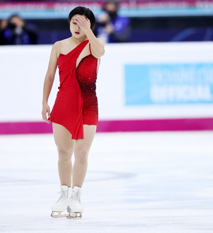 女子フリーでの演技を終えて額を触る坂本花織＝イタリア・トリノのパラベラ競技場で2022年12月10日、貝塚太一撮影