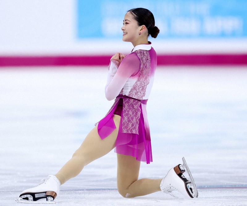 女子フリーの演技を終えて笑顔の渡辺倫果＝イタリア・トリノのパラベラ競技場で2022年12月10日、貝塚太一撮影
